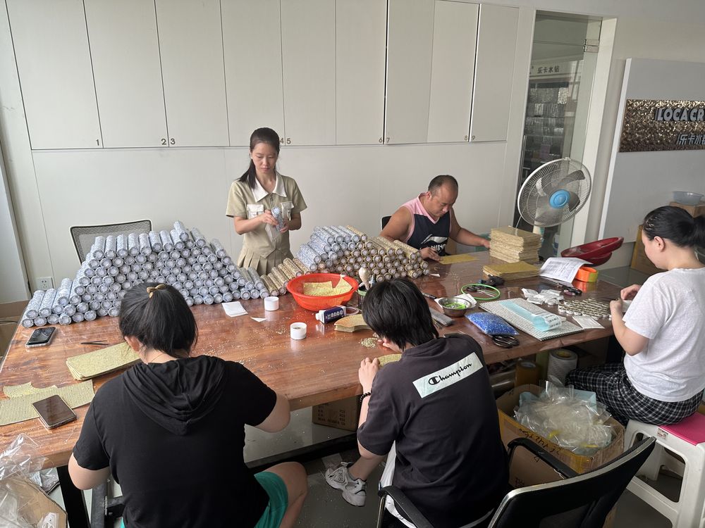 LOCACRYSTAL Bangle Diamond Sticker hand-set steel bead assembly at Pujiang factory