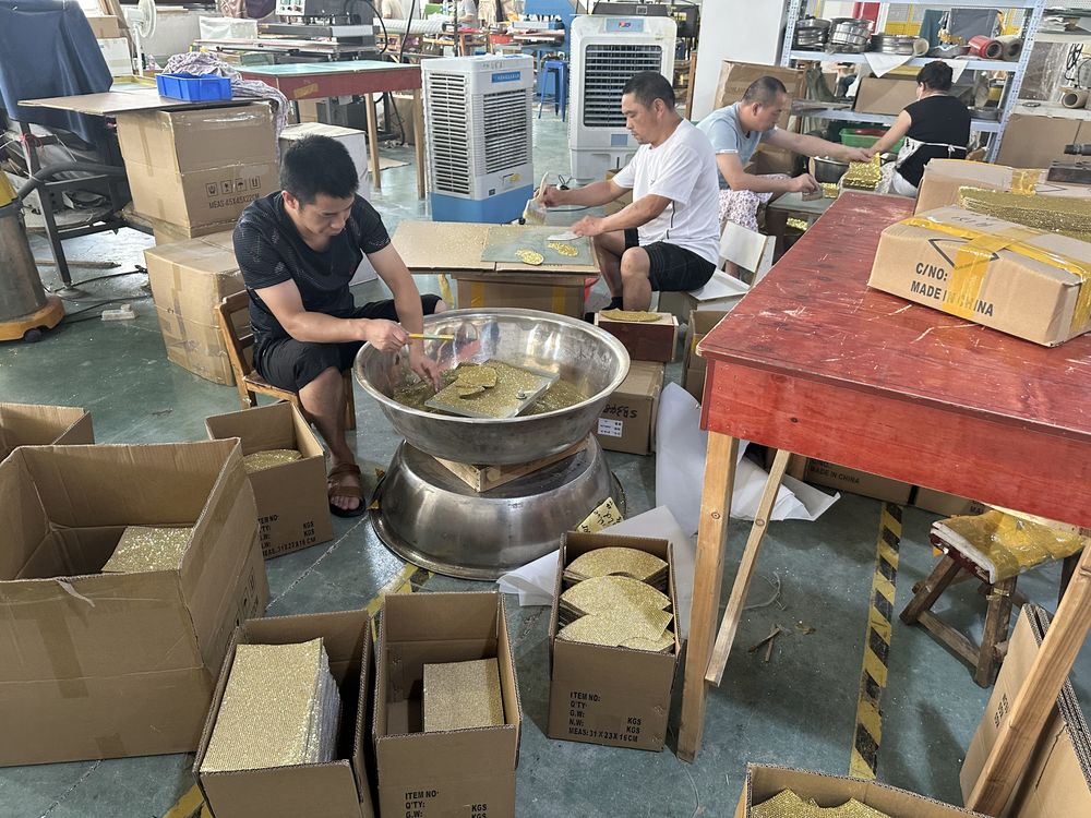 LOCACRYSTAL Diamond Flower hand-finishing yellow rhinestone motifs at step 3 of the 4-step process
