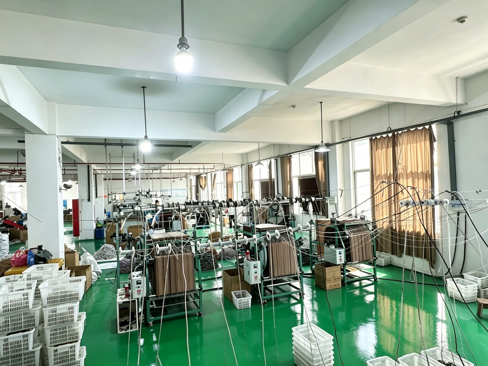 LOCACRYSTAL Pujiang factory production floor — 8,000 m² under one roof, multiple machine rows in a single bay