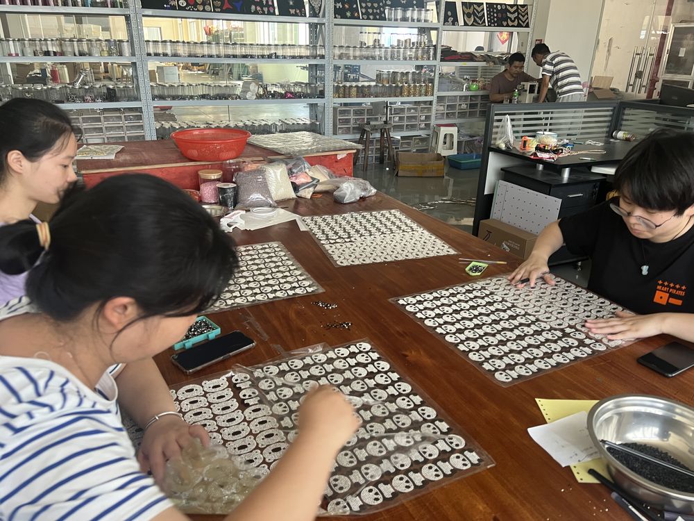 LOCACRYSTAL Pujiang hand-sorting workstation with silver rhinestone strips laid out for pair-matching