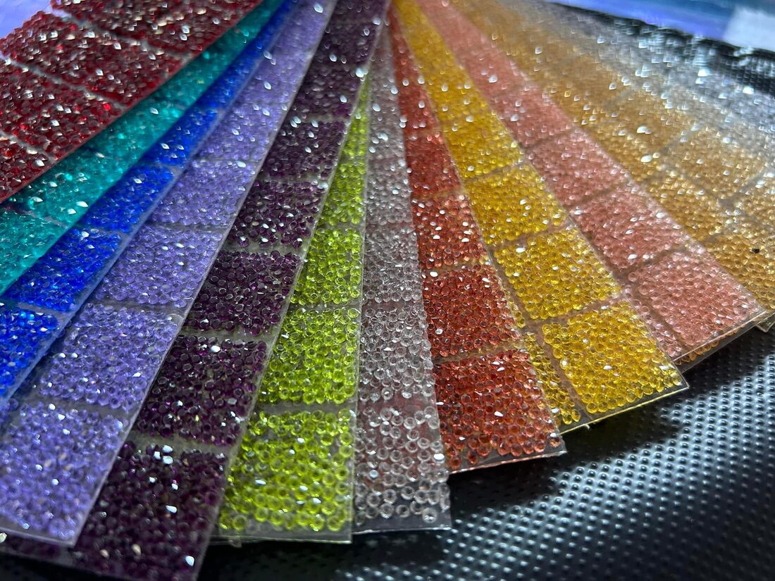 All-glass shaped rhinestone mesh sheet · 全玻璃异形钻胶网样张