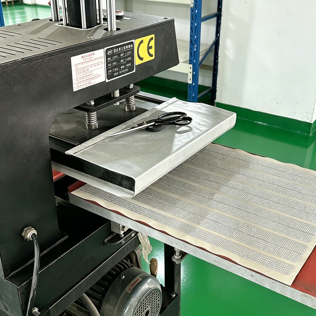 3D heat-press station forming Diamond Flower motifs at LOCACRYSTAL Pujiang factory